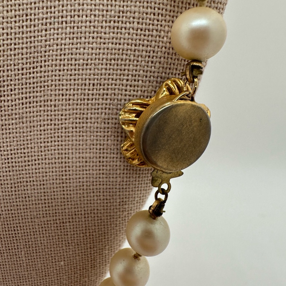 Vintage gold tone flower clasp faux crème colored pearl necklace - Picture 4 of 6